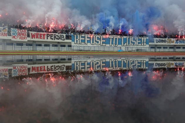 Thousands Of Supporters Flock To Persib Bandung s Training Ground Ahead Of Their Match Against Persija Jakarta Thousands of Persib Bandung supporters, known as Bobotoh, gather at the Persib Bandung training session at the Gelora Bandung Lautan Api Stadium in Bandung City, Indonesia, on May 7, 2026. The supporters presence aims to motivate Persib Bandung players ahead of their match against Persija Jakarta, a rival team in what is considered the Indonesian El Clasico. Bandung Indonesia  Copyright: xRyanxSuherlanx originalFilename:suherlan-thousand260507_npcAI.jpg