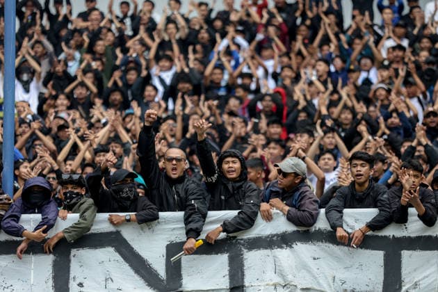 Thousands Of Supporters Flock To Persib Bandung s Training Ground Ahead Of Their Match Against Persija Jakarta Thousands of Persib Bandung supporters, known as Bobotoh, gather at the Persib Bandung training session at the Gelora Bandung Lautan Api Stadium in Bandung City, Indonesia, on May 7, 2026. The supporters presence aims to motivate Persib Bandung players ahead of their match against Persija Jakarta, a rival team in what is considered the Indonesian El Clasico. Bandung Indonesia  Copyright: xRyanxSuherlanx originalFilename:suherlan-thousand260507_npDRc.jpg