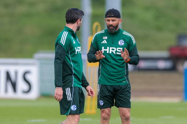 07.05.2026, Fussball, Training des FC Schalke 04. v. l. Co-Trainer Tim Hoogland (FC Schalke 04), Trainer Miron Muslic (FC Schalke 04). Gelsenkirchen Trainingsgelände FC Schalke 04 NRW Deutschland xRHR-FOTO YYx *** 07 05 2026, Football, Training of FC Schalke 04 v l Co Coach Tim Hoogland FC Schalke 04 , Coach Miron Muslic FC Schalke 04 Gelsenkirchen Training ground FC Schalke 04 NRW Germany xRHR PHOTO YYx Copyright: RHR-FOTOx RHR-FOTO YY