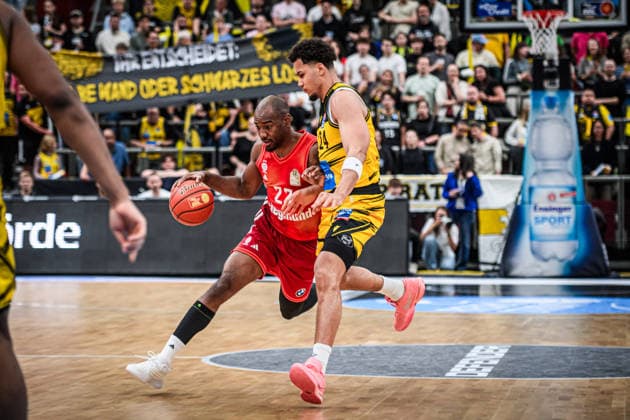 Isaiah Mike FC Bayern Basketball, 22 vs Brandon Tischler MHP RIESEN Ludwigsburg, 24 GER, MHP Riesen Ludwigsburg vs FC Bayern Muenchen Basketball, Basketball Bundesliga, easycredit BBL, 33 Matchday, Season 2025 2026, 07 05 2026 GER, MHP Riesen Ludwigsburg vs FC Bayern Muenchen Basketball, Basketball Bundesliga, easycredit BBL, 33 Matchday, Season 2025 2026, 07 05 2026 Ludwigsburg Copyright: xSandyxDinkelackerx EP_SDR