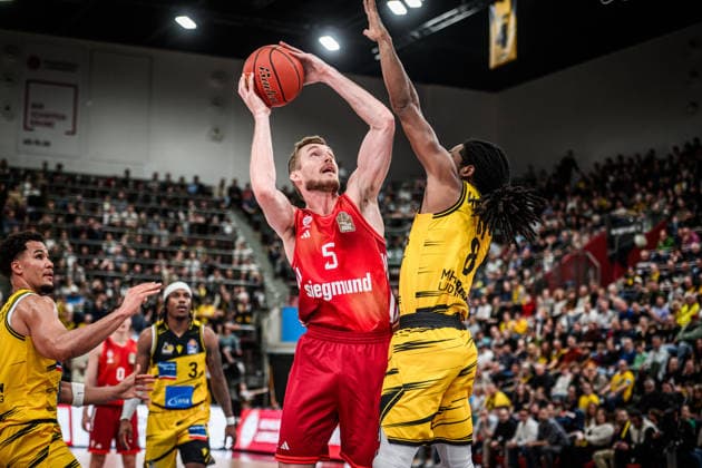 Niels Giffey FC Bayern Basketball, 05 vs Terrell Harris MHP RIESEN Ludwigsburg, 08 GER, MHP Riesen Ludwigsburg vs FC Bayern Muenchen Basketball, Basketball Bundesliga, easycredit BBL, 33 Matchday, Season 2025 2026, 07 05 2026 GER, MHP Riesen Ludwigsburg vs FC Bayern Muenchen Basketball, Basketball Bundesliga, easycredit BBL, 33 Matchday, Season 2025 2026, 07 05 2026 Ludwigsburg Copyright: xSandyxDinkelackerx EP_SDR