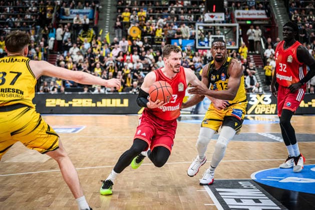 Andreas Obst FC Bayern Basketball, 13 vs Yorman Polas Bartolo MHP RIESEN Ludwigsburg, 13 , left still Julis Baumer MHP RIESEN Ludwigsburg, 37 and right Wenyen Gabriel FC Bayern Basketball, 32 GER, MHP Riesen Ludwigsburg vs FC Bayern Muenchen Basketball, Basketball Bundesliga, easycredit BBL, 33 Matchday, Season 2025 2026, 07 05 2026 GER, MHP Riesen Ludwigsburg vs FC Bayern Muenchen Basketball, Basketball Bundesliga, easycredit BBL, 33 Matchday, Season 2025 2026, 07 05 2026 Ludwigsburg Copyright: xSandyxDinkelackerx EP_SDR