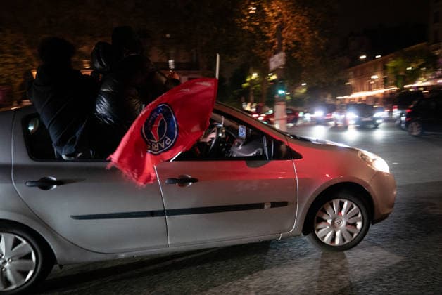 Paris Saint-Germain Qualify For The Final, Fans Celebrate In Paris Paris Saint-Germain supporters celebrate inside a car in Paris, France, on May 6, waving PSG flags out of the windows after the club secures qualification for the UEFA Champions League final following the semifinal win over Bayern Munich. paris France  Copyright: xGiuliaxMoricix originalFilename:morici-notitle260507_npOX2.jpg
