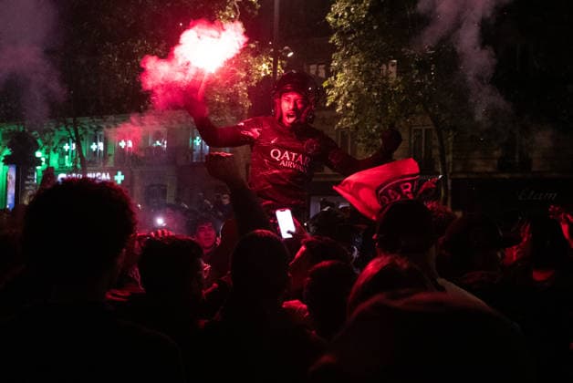 Paris Saint-Germain Qualify For The Final, Fans Celebrate In Paris A Paris Saint-Germain fan holds a flare during celebrations in Place de la Republique, as supporters gather in central Paris to mark the club s qualification for the UEFA Champions League final after the semifinal victory over Bayern Munich, in Paris, France, on May 6. paris France  Copyright: xGiuliaxMoricix originalFilename:morici-notitle260507_npAmv.jpg
