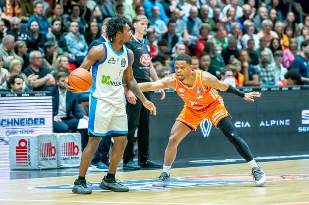 Chemnitz, Germany 07 May 2026 1 BBL 2025 2026 Sp 33 Niners Chemnitz vs Skyliners Frankfurt In the picture from left in a duel Isaiah Swope Frankfurt and Eric Washington 99 Copyright: xFotostandx xNachtigallx