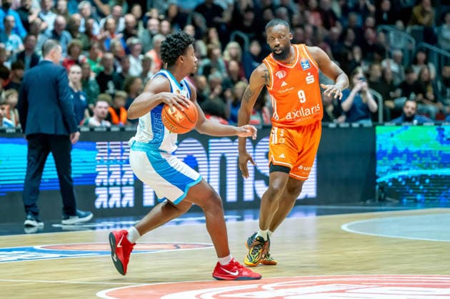 Chemnitz, Germany 07 May 2026 1 BBL 2025 2026 Sp 33 Niners Chemnitz vs Skyliners Frankfurt Pictured from left in a duel Nahiem Alleyne Frankfurt and John Newman III 99 Copyright: xFotostandx xNachtigallx