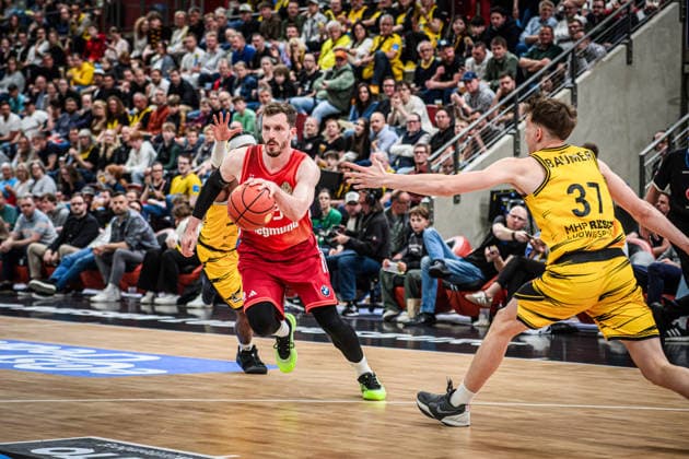 Andreas Obst FC Bayern Basketball, 13 vs Julis Baumer MHP RIESEN Ludwigsburg, 37 GER, MHP Riesen Ludwigsburg vs FC Bayern Muenchen Basketball, Basketball Bundesliga, easycredit BBL, 33 Matchday, Season 2025 2026, 07 05 2026 GER, MHP Riesen Ludwigsburg vs FC Bayern Muenchen Basketball, Basketball Bundesliga, easycredit BBL, 33 Matchday, Season 2025 2026, 07 05 2026 Ludwigsburg Copyright: xSandyxDinkelackerx EP_SDR