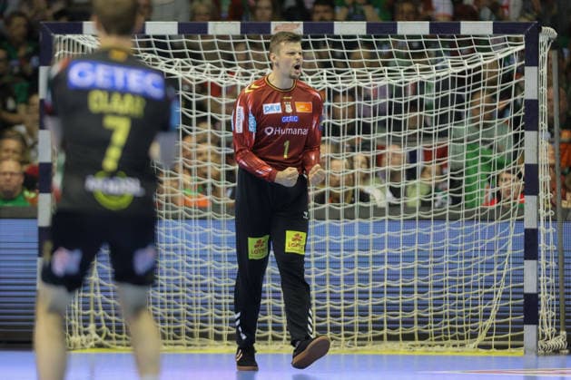 07 05 2026, xtgx, Handball, EHF Champions League 1 4 Final, SC Magdeburg Pick Szeged v l Sergey Hernandez Ferrer Magdeburg, 1 cheers over held ball, defended, held, Torhueter Magdeburg