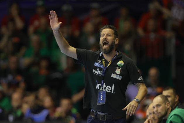 07 05 2026, xtgx, Handball, EHF Champions League 1 4 Final, SC Magdeburg Pick Szeged v l Bennet Wiegert Magdeburg, coach gives instructions, gestures with arms, gesticulates, gives instructions Magdeburg