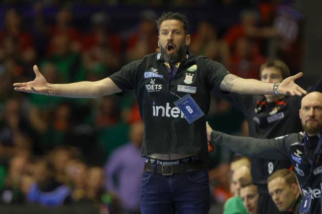07 05 2026, xtgx, Handball, EHF Champions League 1 4 Final, SC Magdeburg Pick Szeged v l Bennet Wiegert Magdeburg, coach gives instructions, gestures with arms, gesticulates, gives instructions Magdeburg