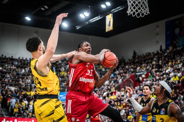 David McCormack FC Bayern Basketball, 33 vs Gavin Schilling MHP RIESEN Ludwigsburg, 34 , u re still Stefan Smith MHP RIESEN Ludwigsburg, 03 GER, MHP Riesen Ludwigsburg vs FC Bayern Muenchen Basketball, Basketball Bundesliga, easycredit BBL, 33 Matchday, Season 2025 2026, 07 05 2026 GER, MHP Riesen Ludwigsburg vs FC Bayern Muenchen Basketball, Basketball Bundesliga, easycredit BBL, 33 Matchday, Season 2025 2026, 07 05 2026 Ludwigsburg Copyright: xSandyxDinkelackerx EP_SDR