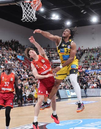Ludwigsburg , easyCredit Basketball Bundesliga MHP Riesen Ludwigsburg vs Bayern Munich , from left Justinian Jessup Bayern Keeshawn Kellman Riuesen