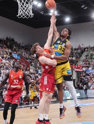 Ludwigsburg , easyCredit Basketball Bundesliga MHP Riesen Ludwigsburg vs Bayern Munich , from left Justinian Jessup Bayern Keeshawn Kellman Riuesen