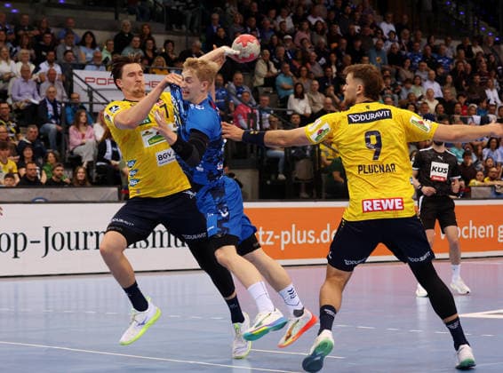07 05 2026, Germany, Stuttgart, DAIKIN HBL Handball Bundesliga season 2025 2026, TVB Stuttgart vs Rhein Neckar Löwen, f l Robert Timmermeister RNL , Torben Matzken TVB , Steven Plucnar Jacobsen RNL