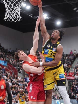 Ludwigsburg , easyCredit Basketball Bundesliga MHP Riesen Ludwigsburg vs Bayern Munich , from left Justinian Jessup Bayern Keeshawn Kellman Riesen