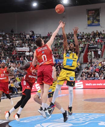 Ludwigsburg , easyCredit Basketball Bundesliga MHP Riesen Ludwigsburg vs Bayern Munich , from left Nenad Dimitrijevic Bayern Terrell Harris Riesen