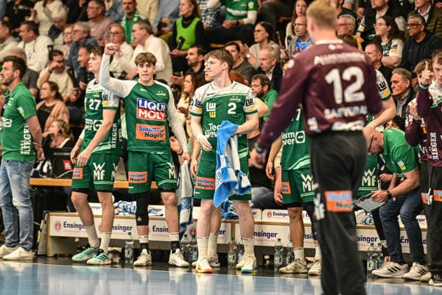 DAIKIN HBL Bundesliga Frisch Auf Göppingen HSG Wetzlar Göppingen, 07 05 2026 Cheers on the bench in Göppingen Göppingen, 07 05 2026 31 DAIKIN Handball Bundesliga matchday, Frisch Auf Göppingen HSG Wetzlar, EWS Arena, Göppingen Copyright: xBEAUTIFULxSPORTS Märklx