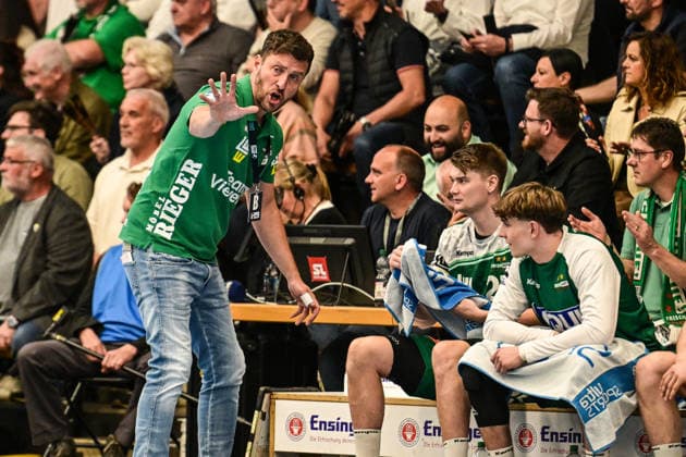 DAIKIN HBL Bundesliga Frisch Auf Göppingen HSG Wetzlar Göppingen, 07 05 2026 Coach Ben Matschke Frisch Auf Göppingen coaches his players Göppingen, 07 05 2026 31 Matchday of the DAIKIN Handball Bundesliga, Frisch Auf Göppingen HSG Wetzlar, EWS Arena, Göppingen Copyright: xBEAUTIFULxSPORTS Märklx
