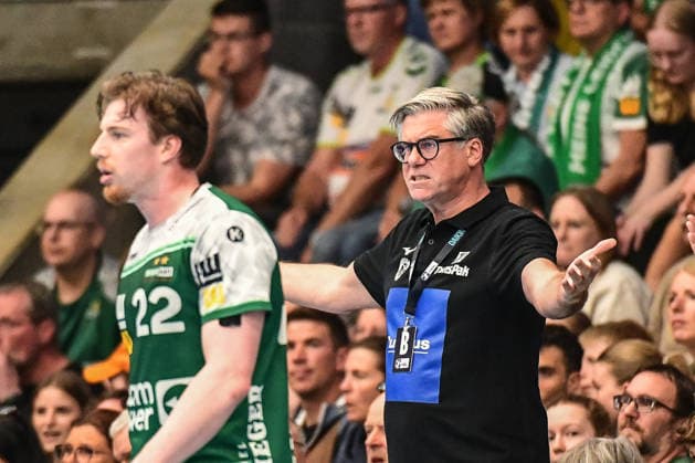 DAIKIN HBL Bundesliga Frisch Auf Göppingen HSG Wetzlar Göppingen, 07 05 2026 Coach Runar Sigtryggsson HSG Wetzlar doubts the referees decision Göppingen, 07 05 2026 Matchday 31 of the DAIKIN Handball Bundesliga, Frisch Auf Göppingen HSG Wetzlar, EWS Arena, Göppingen Copyright: xBEAUTIFULxSPORTS Märklx