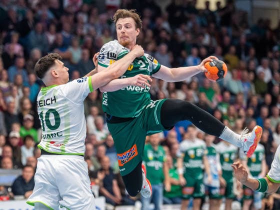 Erik Persson (Frisch Auf Goeppingen, 22) wird hoch in der Luft von Josip Simic (HSG Wetzlar, 10) bedraengt, Frisch Auf Goeppingen vs. HSG Wetzlar, Handball, 1. Bundesliga, Herren, Spielzeit 2025 2026, 07.05.2026, Frisch Auf Goeppingen vs. HSG Wetzlar, Handball, 1. Bundesliga, Herren, Spielzeit 2025 2026, 07.05.2026 Goeppingen *** Erik Persson Frisch Auf Goeppingen, 22 is pressed high in the air by Josip Simic HSG Wetzlar, 10, Frisch Auf Goeppingen vs HSG Wetzlar, Handball, 1 Bundesliga, Men, Season 2025 2026, 07 05 2026, Frisch Auf Goeppingen vs HSG Wetzlar, Handball, 1 Bundesliga, Men, Season 2025 2026, 07 05 2026 Goeppingen Copyright: xEibner-Pressefoto MichaelxSchmidx EP_MST