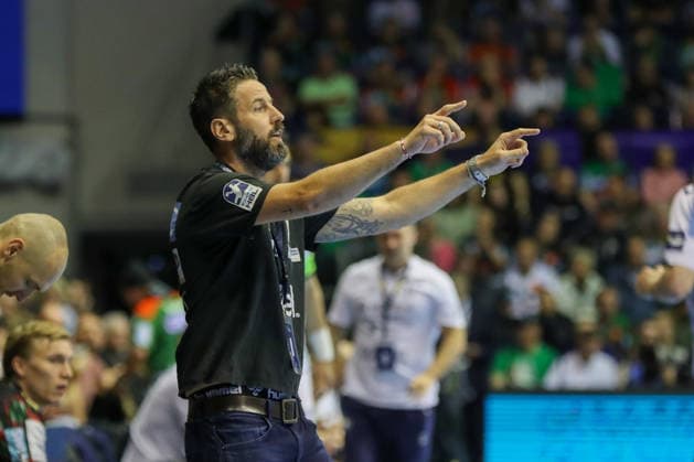 07 05 2026, xgox, Handball EHF Champions League 1 4 Final SC Magdeburg Pick Szeged v l Bennet Wiegert Magdeburg, coach gives instructions, gesticulates with arms, gives instructions Magdeburg