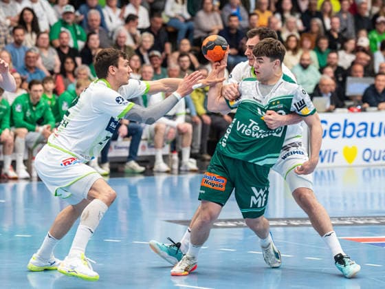 Elias Newel Frisch Auf Goeppingen, 40 in duel with Josip Simic HSG Wetzlar, 10 and Jona Schoch HSG Wetzlar, 22 , Frisch Auf Goeppingen vs HSG Wetzlar, Handball, 1 Bundesliga, Men, Season 2025 2026, 07 05 2026, Frisch Auf Goeppingen vs HSG Wetzlar, Handball, 1 Bundesliga, Men, Season 2025 2026, 07 05 2026 Goeppingen Copyright: xEibner-Pressefoto MichaelxSchmidx EP_MST