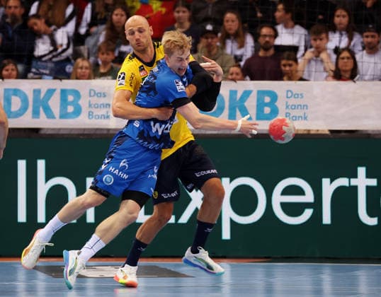 07 05 2026, Germany, Stuttgart, DAIKIN HBL Handball Bundesliga season 2025 2026, TVB Stuttgart vs Rhein Neckar Löwen, f l Lukas Sandell RNL , Torben Matzken TVB