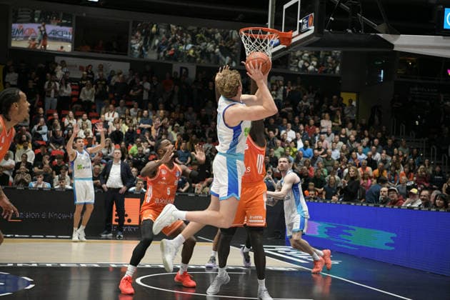 easyCredit Basketball Bundesliga, Matchday 33, Niners Chemnitz Frankfurt Skyliners 07 05 2026 from 18 30 h Chemnitz, Chemnitz Arena In the photo Cory Davis 5 , defense, Logan Johnson 0 easyCredit Basketball Bundesliga, Matchday 33, Niners Chemnitz Frankfurt Skyliners Chemnitz Saxony Germany Copyright: xEHLxMedia MichelxKöhlerx 20260705-Niners Chemnitz-Frankfurt Skyliners_005