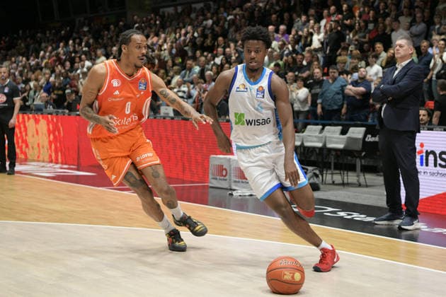 easyCredit Basketball Bundesliga, Matchday 33, Niners Chemnitz Frankfurt Skyliners 07 05 2026 from 18 30 h Chemnitz, Chemnitz Arena In photo Kevin Yebo 0 , defense, Nahieme Alleyne 4 easyCredit Basketball Bundesliga, Matchday 33, Niners Chemnitz Frankfurt Skyliners Chemnitz Saxony Germany Copyright: xEHLxMedia MichelxKöhlerx 20260705-Niners Chemnitz-Frankfurt Skyliners_024