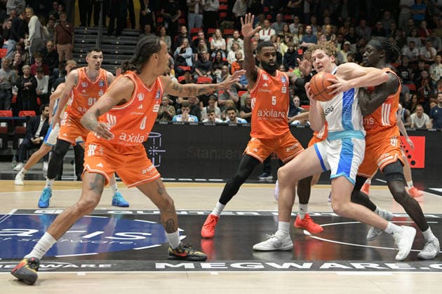 easyCredit Basketball Bundesliga, 33 Matchday, Niners Chemnitz Frankfurt Skyliners 07 05 2026 from 18 30 h Chemnitz, Chemnitz Arena In the photo defense,, f l Kevin Yebo 0 ,Cory Davis 5 , Aher Uguak 1 easyCredit Basketball Bundesliga, 33 Matchday, Niners Chemnitz Frankfurt Skyliners Chemnitz Saxony Germany Copyright: xEHLxMedia MichelxKöhlerx 20260705-Niners Chemnitz-Frankfurt Skyliners_004