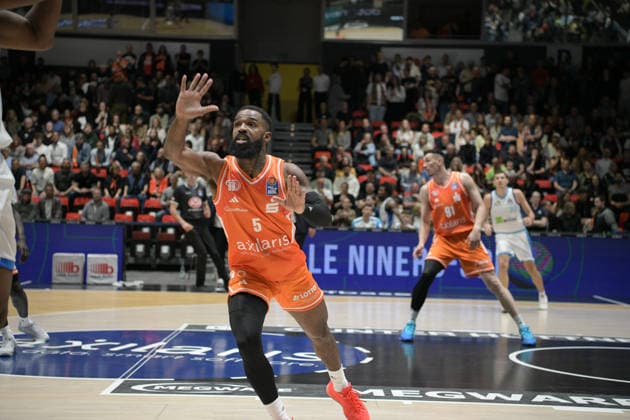 easyCredit Basketball Bundesliga, 33 Matchday, Niners Chemnitz Frankfurt Skyliners 07 05 2026 from 18 30 h Chemnitz, Chemnitz Arena Im Foto Cory Davis 5 defense easyCredit Basketball Bundesliga, 33 Matchday, Niners Chemnitz Frankfurt Skyliners Chemnitz Saxony Germany Copyright: xEHLxMedia MichelxKöhlerx 20260705-Niners Chemnitz-Frankfurt Skyliners_007