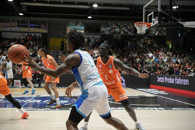 easyCredit Basketball Bundesliga, Matchday 33, Niners Chemnitz Frankfurt Skyliners 07 05 2026 from 18 30 h Chemnitz, Chemnitz Arena In the photo Isaiah Swope 1 , Aher Uguak 1 easyCredit Basketball Bundesliga, Matchday 33, Niners Chemnitz Frankfurt Skyliners Chemnitz Saxony Germany Copyright: xEHLxMedia MichelxKöhlerx 20260705-Niners Chemnitz-Frankfurt Skyliners_008