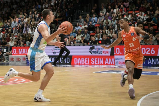 easyCredit Basketball Bundesliga, Matchday 33, Niners Chemnitz Frankfurt Skyliners 07 05 2026 from 18 30 h Chemnitz, Chemnitz Arena In the photo Ryan Hawkins 33 , Eric Washington 33 , defense easyCredit Basketball Bundesliga, Matchday 33, Niners Chemnitz Frankfurt Skyliners Chemnitz Saxony Germany Copyright: xEHLxMedia MichelxKöhlerx 20260705-Niners Chemnitz-Frankfurt Skyliners_009