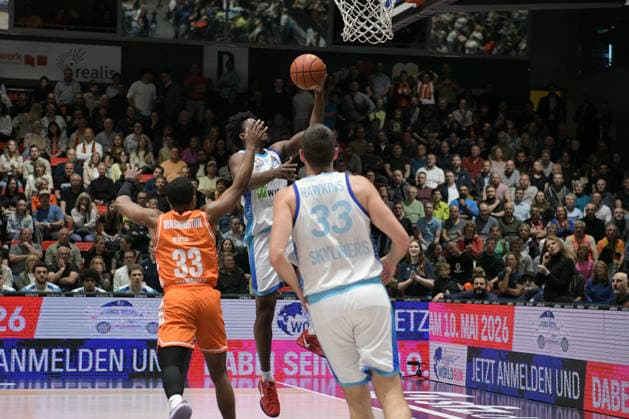 easyCredit Basketball Bundesliga, Matchday 33, Niners Chemnitz Frankfurt Skyliners 07 05 2026 from 18 30 h Chemnitz, Chemnitz Arena In the photo Eric Washington 33 , Ryan Hawkins 33 easyCredit Basketball Bundesliga, Matchday 33, Niners Chemnitz Frankfurt Skyliners Chemnitz Saxony Germany Copyright: xEHLxMedia MichelxKöhlerx 20260705-Niners Chemnitz-Frankfurt Skyliners_011
