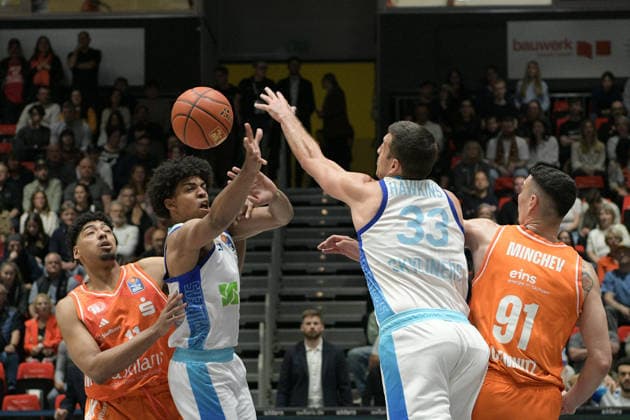 easyCredit Basketball Bundesliga, Matchday 33, Niners Chemnitz Frankfurt Skyliners 07 05 2026 from 18 30 h Chemnitz, Chemnitz Arena In the photo Kostja Mushidi 11 , Ryan Hawkins 33 , Yordan Minchev 91 easyCredit Basketball Bundesliga, Matchday 33, Niners Chemnitz Frankfurt Skyliners Chemnitz Saxony Germany Copyright: xEHLxMedia MichelxKöhlerx 20260705-Niners Chemnitz-Frankfurt Skyliners_012