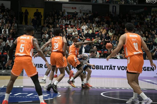 easyCredit Basketball Bundesliga, Matchday 33, Niners Chemnitz Frankfurt Skyliners 07 05 2026 from 18 30 h Chemnitz, Chemnitz Arena In the photo defense, Cory Davis 5 , Roman Bedime 35 ,John Newman III 9 , Kostja Mushidi 11 easyCredit Basketball Bundesliga, Matchday 33, Niners Chemnitz Frankfurt Skyliners Chemnitz Saxony Germany Copyright: xEHLxMedia MichelxKöhlerx 20260705-Niners Chemnitz-Frankfurt Skyliners_016