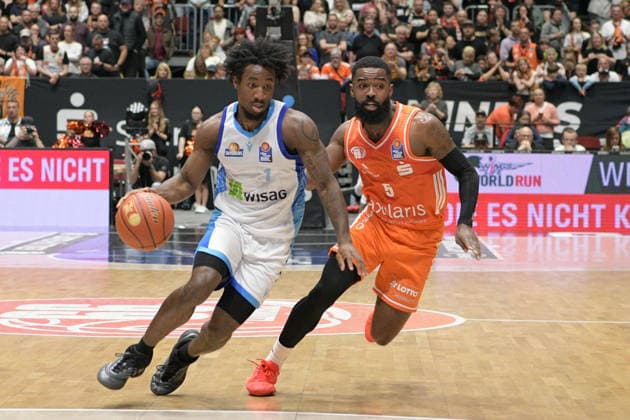 easyCredit Basketball Bundesliga, Matchday 33, Niners Chemnitz Frankfurt Skyliners 07 05 2026 from 18 30 h Chemnitz, Chemnitz Arena In the photo Isaiah Swope 1 , Cory Davis 5 easyCredit Basketball Bundesliga, Matchday 33, Niners Chemnitz Frankfurt Skyliners Chemnitz Saxony Germany Copyright: xEHLxMedia MichelxKöhlerx 20260705-Niners Chemnitz-Frankfurt Skyliners_019