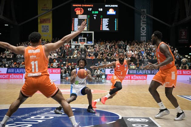 easyCredit Basketball Bundesliga, Matchday 33, Niners Chemnitz Frankfurt Skyliners 07 05 2026 from 18 30 h Chemnitz, Chemnitz Arena In the photo Isaiah Swope 1 , Cory Davis 5 , Amadou Sow 12 easyCredit Basketball Bundesliga, Matchday 33, Niners Chemnitz Frankfurt Skyliners Chemnitz Saxony Germany Copyright: xEHLxMedia MichelxKöhlerx 20260705-Niners Chemnitz-Frankfurt Skyliners_020