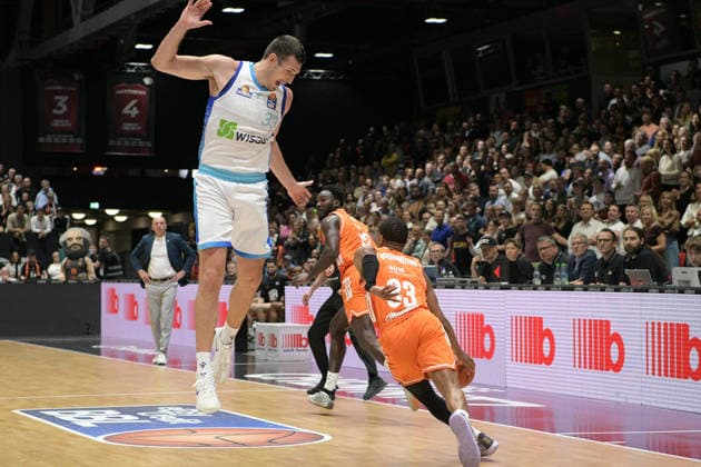 easyCredit Basketball Bundesliga, Matchday 33, Niners Chemnitz Frankfurt Skyliners 07 05 2026 from 18 30 h Chemnitz, Chemnitz Arena In the photo Ryan Hawkins 33 , Eric Washington 33 easyCredit Basketball Bundesliga, Matchday 33, Niners Chemnitz Frankfurt Skyliners Chemnitz Saxony Germany Copyright: xEHLxMedia MichelxKöhlerx 20260705-Niners Chemnitz-Frankfurt Skyliners_023