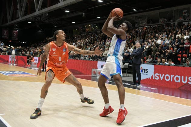 easyCredit Basketball Bundesliga, Matchday 33, Niners Chemnitz Frankfurt Skyliners 07 05 2026 from 18 30 h Chemnitz, Chemnitz Arena In photo Kevin Yebo 0 , defense, Nahieme Alleyne 4 easyCredit Basketball Bundesliga, Matchday 33, Niners Chemnitz Frankfurt Skyliners Chemnitz Saxony Germany Copyright: xEHLxMedia MichelxKöhlerx 20260705-Niners Chemnitz-Frankfurt Skyliners_025
