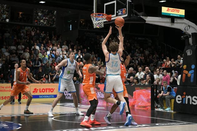 easyCredit Basketball Bundesliga, Matchday 33, Niners Chemnitz Frankfurt Skyliners 07 05 2026 from 18 30 h Chemnitz, Chemnitz Arena In the photo from l Jacob Knauf 25 , Cory Davis 5 , Ivan Crnjac 14 easyCredit Basketball Bundesliga, Matchday 33, Niners Chemnitz Frankfurt Skyliners Chemnitz Saxony Germany Copyright: xEHLxMedia MichelxKöhlerx 20260705-Niners Chemnitz-Frankfurt Skyliners_032