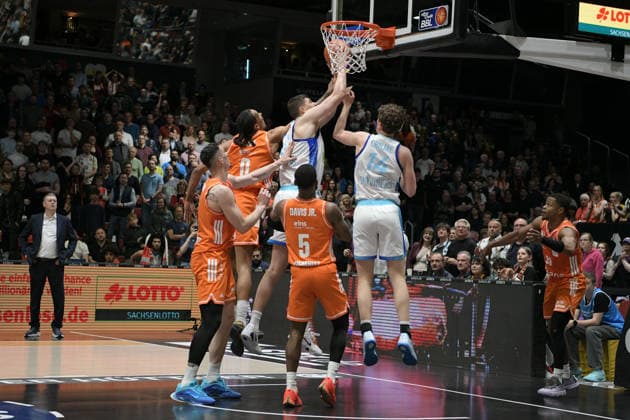 easyCredit Basketball Bundesliga, 33 Matchday, Niners Chemnitz Frankfurt Skyliners 07 05 2026 from 18 30 h Chemnitz, Chemnitz Arena In the photo rebound Niners Chemnitz, Yordan Minchev 91 , Kevin Yebo 0 ,Cory Davis 5 , Frankfurt Skyliners, Jacob Knauf 25 , Ivan Crnjac 14 easyCredit Basketball Bundesliga, 33 Matchday, Niners Chemnitz Frankfurt Skyliners Chemnitz Saxony Germany Copyright: xEHLxMedia MichelxKöhlerx 20260705-Niners Chemnitz-Frankfurt Skyliners_033-2