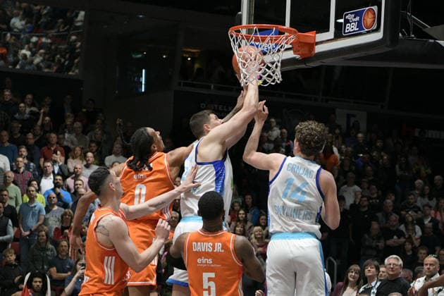 easyCredit Basketball Bundesliga, 33 Matchday, Niners Chemnitz Frankfurt Skyliners 07 05 2026 from 18 30 h Chemnitz, Chemnitz Arena In the photo rebound Niners Chemnitz, Yordan Minchev 91 , Kevin Yebo 0 ,Cory Davis 5 , Frankfurt Skyliners, Jacob Knauf 25 , Ivan Crnjac 14 easyCredit Basketball Bundesliga, 33 Matchday, Niners Chemnitz Frankfurt Skyliners Chemnitz Saxony Germany Copyright: xEHLxMedia MichelxKöhlerx 20260705-Niners Chemnitz-Frankfurt Skyliners_033