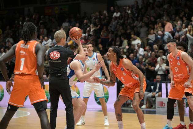 easyCredit Basketball Bundesliga, 33 Matchday, Niners Chemnitz Frankfurt Skyliners 07 05 2026 from 18 30 h Chemnitz, Chemnitz Arena In the photo Tip off easyCredit Basketball Bundesliga, 33 Matchday, Niners Chemnitz Frankfurt Skyliners easyCredit Basketball Bundesliga, 33 Matchday, Niners Chemnitz Frankfurt Skyliners Chemnitz Saxony Germany Copyright: xEHLxMedia MichelxKöhlerx 20260705-Niners Chemnitz-Frankfurt Skyliners_045