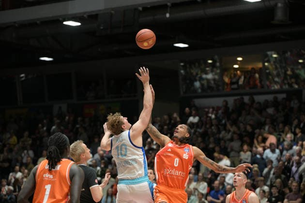 easyCredit Basketball Bundesliga, Matchday 33, Niners Chemnitz Frankfurt Skyliners 07 05 2026 from 18 30 h Chemnitz, Chemnitz Arena In the photo Tip off Jacob Holt 10 , Kevin Yebo 0 easyCredit Basketball Bundesliga, Matchday 33, Niners Chemnitz Frankfurt Skyliners Chemnitz Saxony Germany Copyright: xEHLxMedia MichelxKöhlerx 20260705-Niners Chemnitz-Frankfurt Skyliners_046