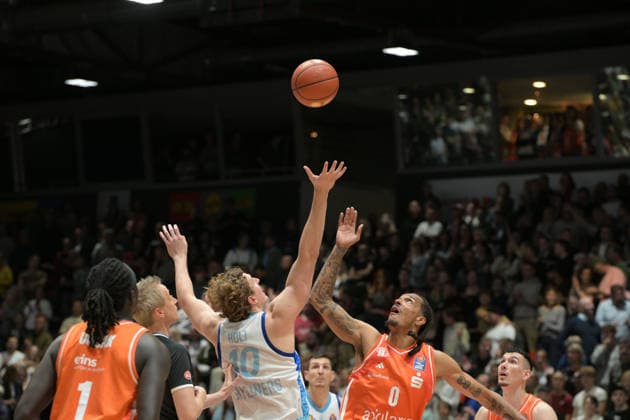 easyCredit Basketball Bundesliga, Matchday 33, Niners Chemnitz Frankfurt Skyliners 07 05 2026 from 18 30 h Chemnitz, Chemnitz Arena In the photo Tip off Jacob Holt 10 , Kevin Yebo 0 easyCredit Basketball Bundesliga, Matchday 33, Niners Chemnitz Frankfurt Skyliners Chemnitz Saxony Germany Copyright: xEHLxMedia MichelxKöhlerx 20260705-Niners Chemnitz-Frankfurt Skyliners_047