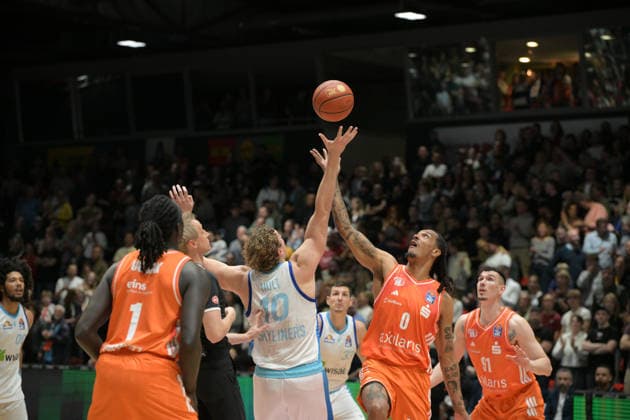 easyCredit Basketball Bundesliga, Matchday 33, Niners Chemnitz Frankfurt Skyliners 07 05 2026 from 18 30 h Chemnitz, Chemnitz Arena In the photo Tip off Jacob Holt 10 , Kevin Yebo 0 easyCredit Basketball Bundesliga, Matchday 33, Niners Chemnitz Frankfurt Skyliners Chemnitz Saxony Germany Copyright: xEHLxMedia MichelxKöhlerx 20260705-Niners Chemnitz-Frankfurt Skyliners_048