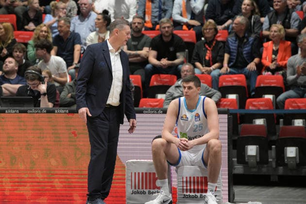 easyCredit Basketball Bundesliga, Matchday 33, Niners Chemnitz Frankfurt Skyliners 07 05 2026 from 18 30 h Chemnitz, Chemnitz Arena In the photo Head Coach Klaus Perwas, Jacob Knauf 25 easyCredit Basketball Bundesliga, Matchday 33, Niners Chemnitz Frankfurt Skyliners Chemnitz Saxony Germany Copyright: xEHLxMedia MichelxKöhlerx 20260705-Niners Chemnitz-Frankfurt Skyliners_052