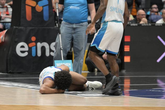 easyCredit Basketball Bundesliga, Matchday 33, Niners Chemnitz Frankfurt Skyliners 07 05 2026 from 18 30 h Chemnitz, Chemnitz Arena In the photo Injury Jamie Edoka 5 easyCredit Basketball Bundesliga, Matchday 33, Niners Chemnitz Frankfurt Skyliners Chemnitz Saxony Germany Copyright: xEHLxMedia MichelxKöhlerx 20260705-Niners Chemnitz-Frankfurt Skyliners_055