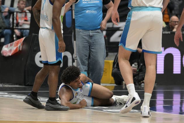 easyCredit Basketball Bundesliga, Matchday 33, Niners Chemnitz Frankfurt Skyliners 07 05 2026 from 18 30 h Chemnitz, Chemnitz Arena In the photo Injury Jamie Edoka 5 easyCredit Basketball Bundesliga, Matchday 33, Niners Chemnitz Frankfurt Skyliners Chemnitz Saxony Germany Copyright: xEHLxMedia MichelxKöhlerx 20260705-Niners Chemnitz-Frankfurt Skyliners_056